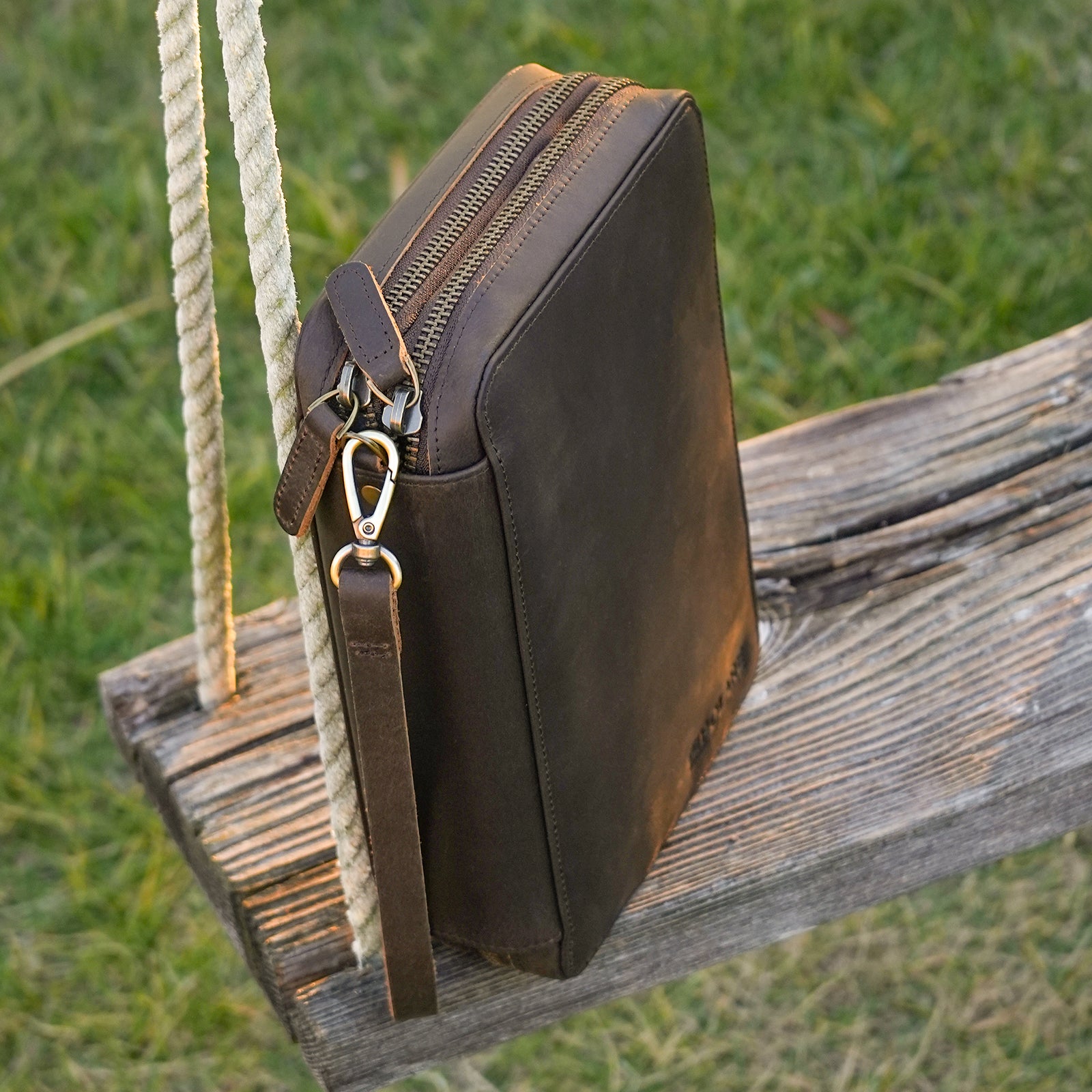 Leather Travel Cable Organizer Case Electronics Accessories Storage Bag (Scenario Shows)