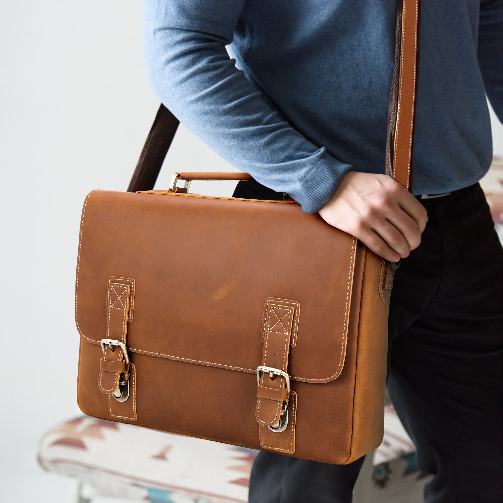 Polare Vintage Leather Messenger Bag (Light Brown,Model Display)
