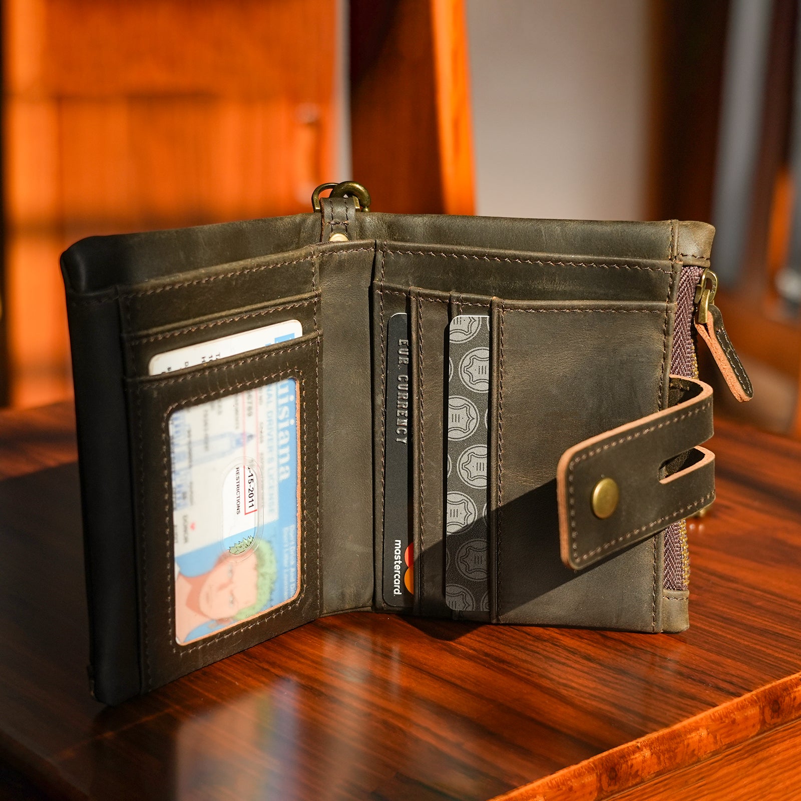 Leather Anti-Theft Wallet with Chain Travel Bifold Purse Card Case (Scenario Shows)