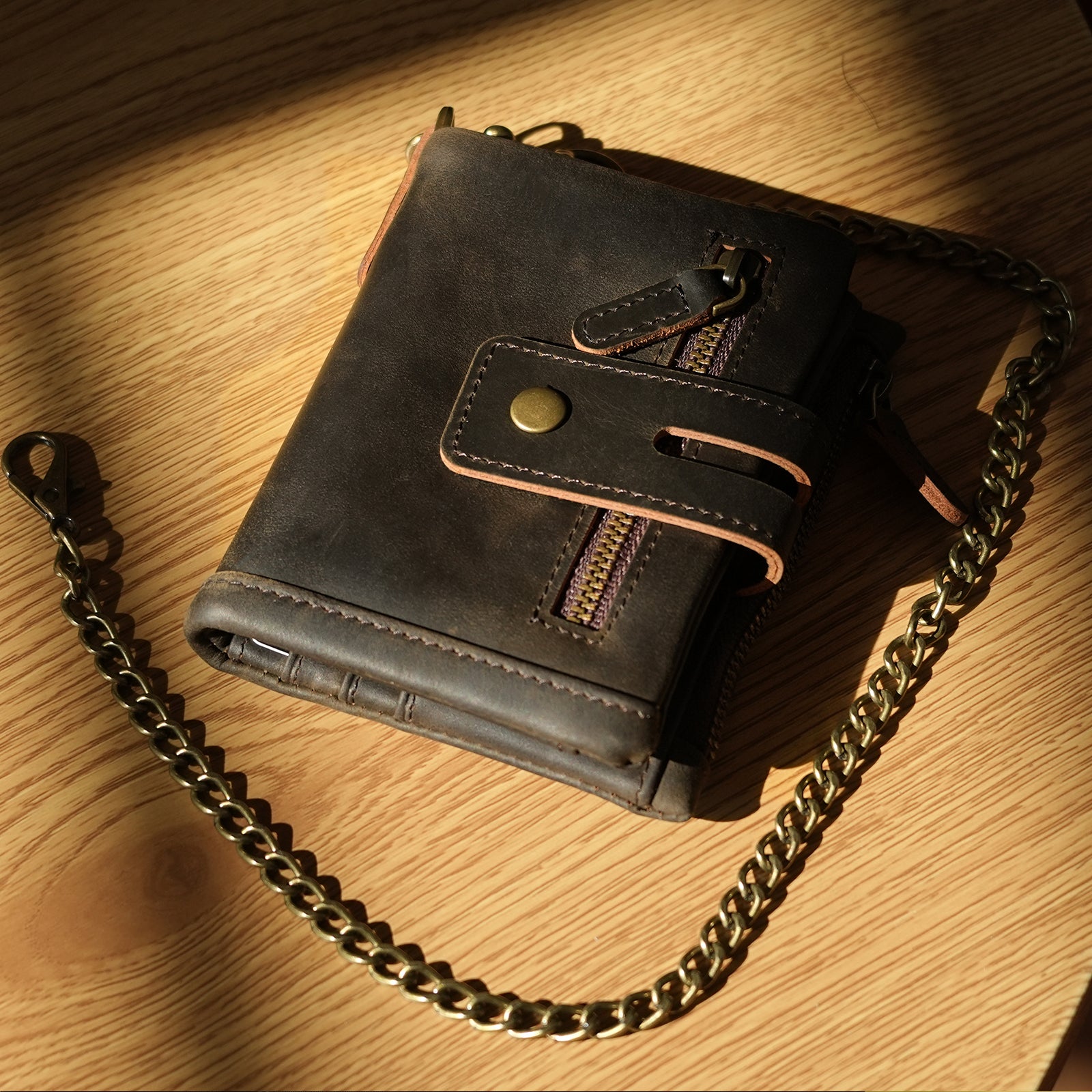 Leather Anti-Theft Wallet with Chain Travel Bifold Purse Card Case (Scenario Shows)