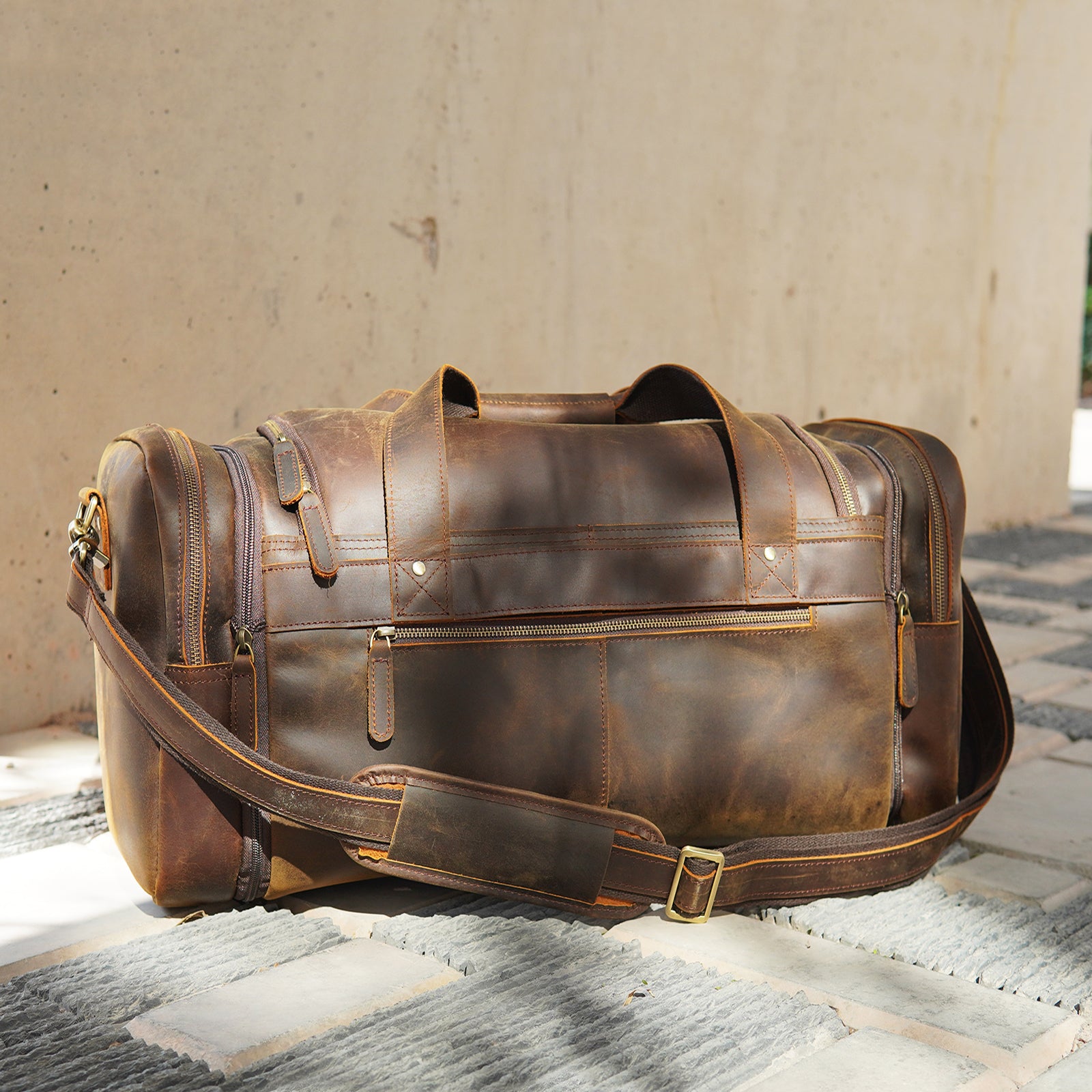 GUNNAR ZIPPERED LEATHER DUFFLE BAG - MILITARY STYLE DUFFLE BAG